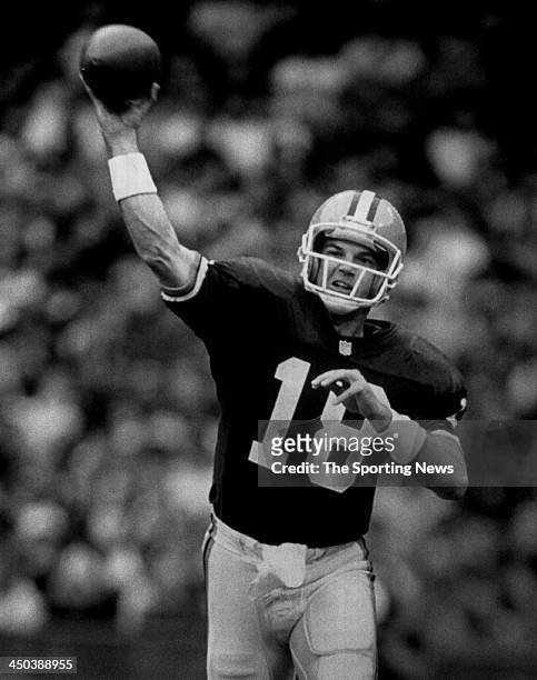 Quarterback Mike Tomczak of the Cleveland Browns during an NFL game circa 1992 at in Cleveland, Ohio. Tomczak played for the Browns in 1992.