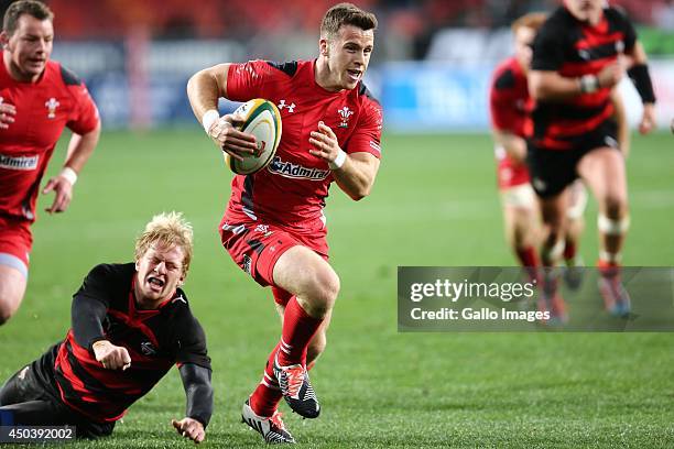 Gareth Davies of Wales slips a tackle on his way to the try line during the Incoming Tour match between EP Kings and Wales at Nelson Mandela Bay...