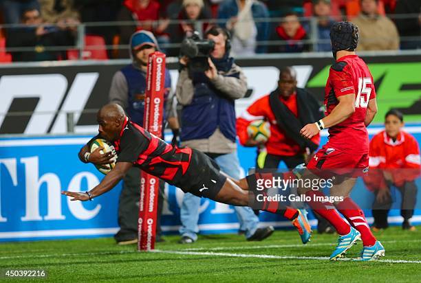 Siviwe Soyizwapi of EP Kings scores a try during the Incoming Tour match between Eastern Province Kings and Wales at Nelson Mandela Bay Stadium on...