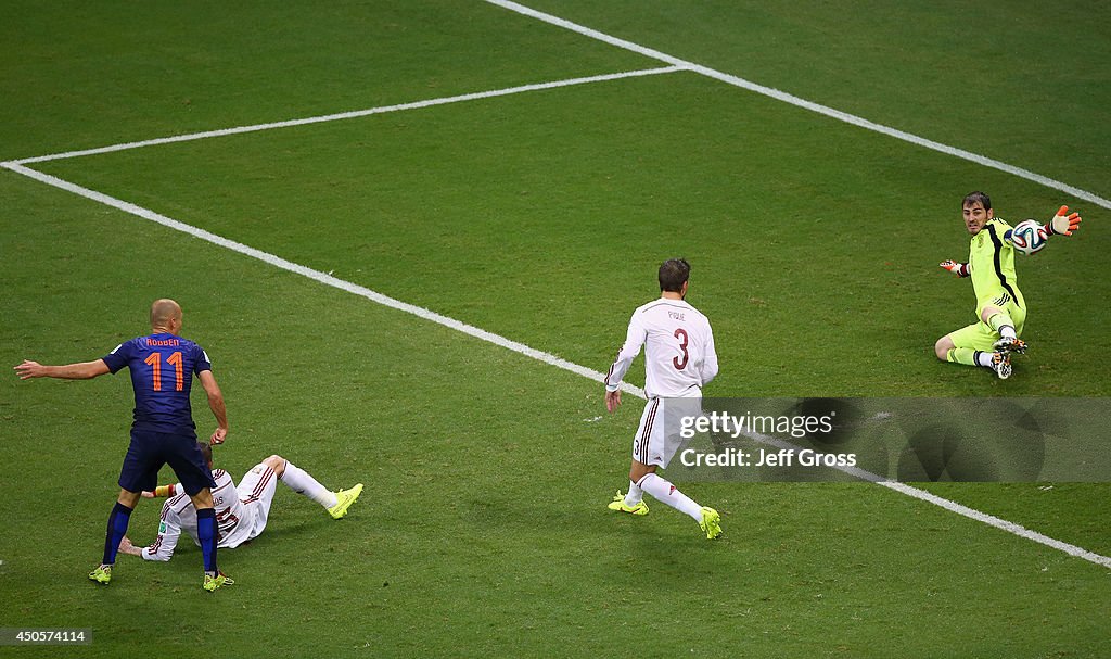 Spain v Netherlands: Group B - 2014 FIFA World Cup Brazil