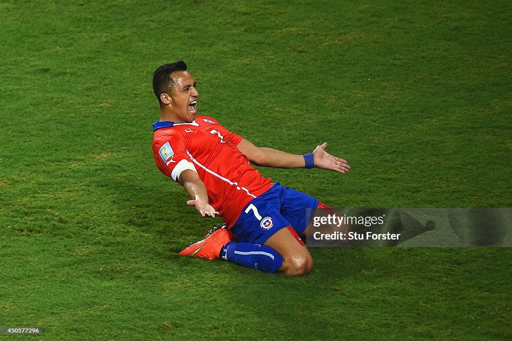 Chile v Australia: Group B - 2014 FIFA World Cup Brazil