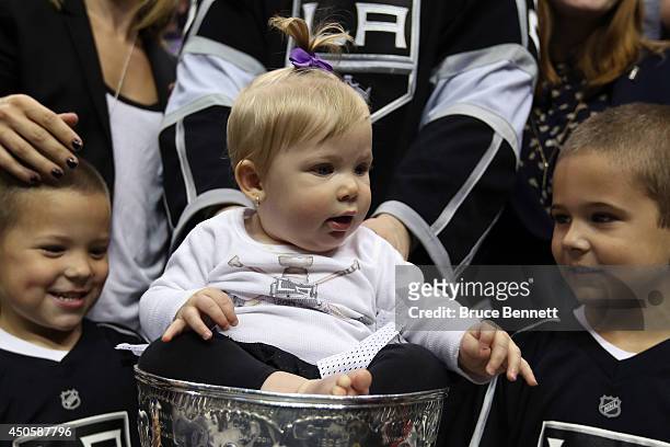 https://media.gettyimages.com/id/450587796/photo/los-angeles-ca-a-baby-sits-in-the-stanley-cup-after-the-los-angeles-kings-defeat-the-new-york.jpg?s=612x612&w=gi&k=20&c=YwkCjATEK6WFKgqCrSSjWWRBxReQcGSNf3bL79d5UmM=