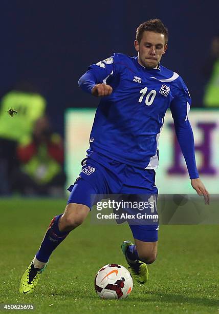 Gylfi Sigurdsson of Iceland controles the ball during the FIFA 2014 World Cup Qualifier play-off second leg match between Croatia and Iceland at...