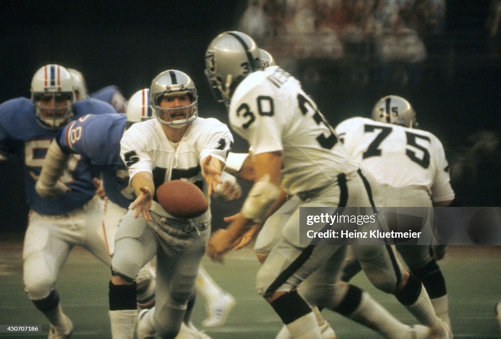 Mike Rae Nfl Oakland Raiders QB Mike Rae in action, pitching out to Mark van... News ...
