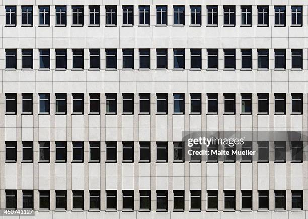 the facade of an office building, full frame - façade immeuble photos et images de collection