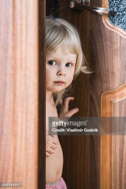 girl standing by open door - blonde wood texture stockfoto's en -beelden