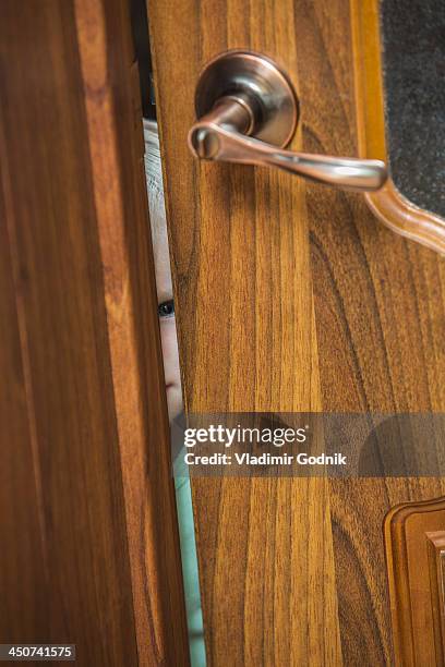 girl peeking through front door - blonde wood texture stockfoto's en -beelden