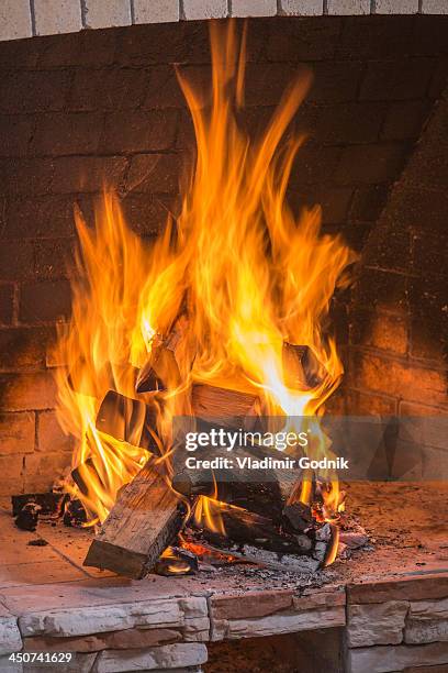 a stack on fire wood ablaze in an open fire - warming up 個照片及圖片檔