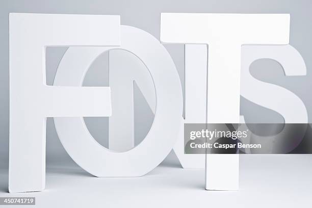 white block letters spelling out fonts - 3d typo foto e immagini stock