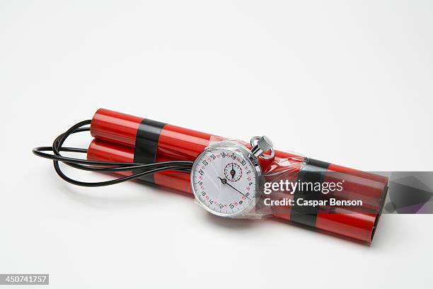 a time bomb made with dynamite and a stopwatch - détonateur photos et images de collection
