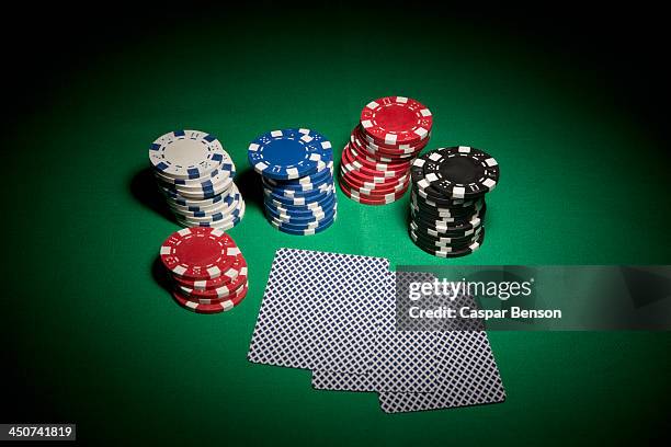 a hand of cards facedown, surrounded by stacks of gambling chips - poker photos et images de collection