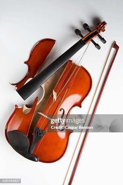 a broken violin - broken musical instrument stock pictures, royalty-free photos & images