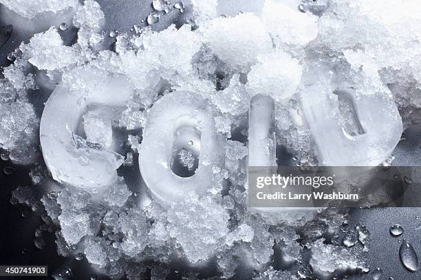cold' spelled out with ice - zerstoßenes eis stock-fotos und bilder