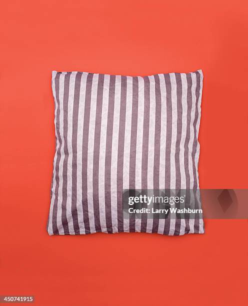 striped pillow - oreiller photos et images de collection