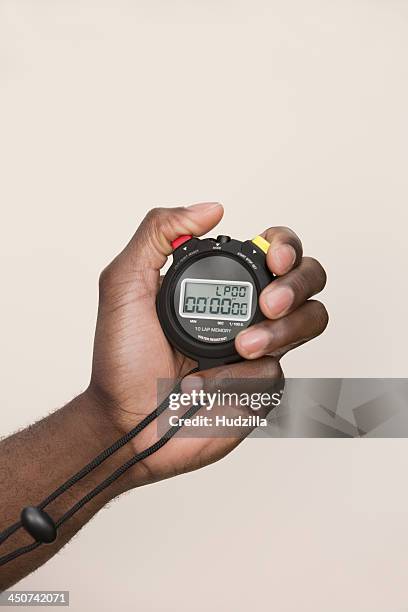 man holding digital stopwatch - chronomètre photos et images de collection