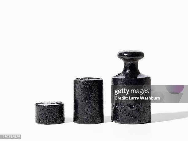 a half kilogram weight next to two smaller weights - kilogramo fotografías e imágenes de stock