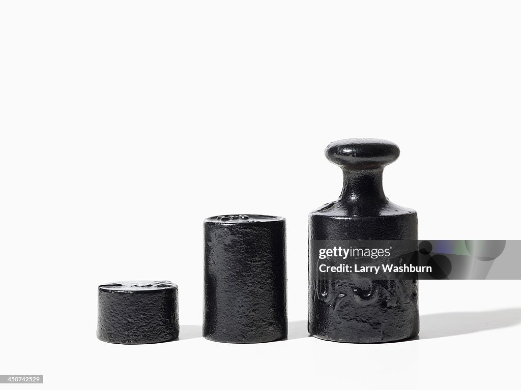 A half kilogram weight next to two smaller weights