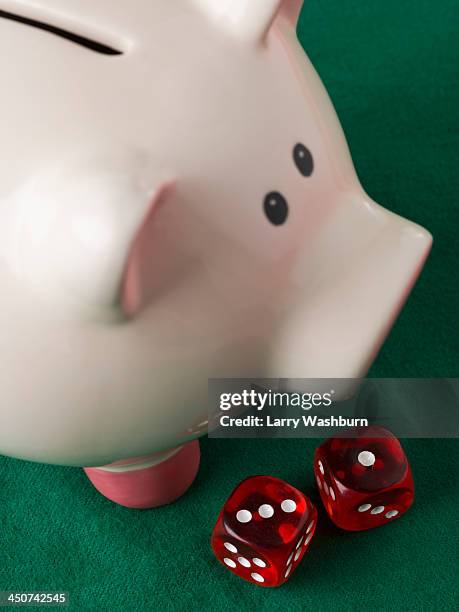 a piggy bank with two red die next to it - gambling table 個照片及圖片檔