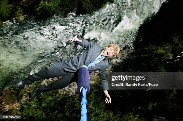 businessman bungee jumping - bungee jump stockfoto's en -beelden