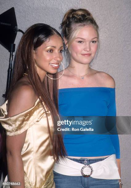 Singer Mya and actress Julia Stiles attend the Third Annual Teen Choice Awards on August 12, 2001 at the Universal Amphitheatre in Universal City,...