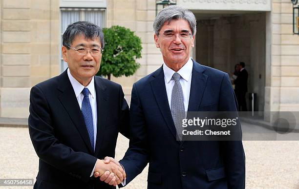 Of Siemens AG, Joe Kaeser shakes hands with CEO of Mitsubishi Heavy Industries, Shunichi Miyanaga after their meeting with French President Francois...