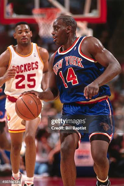 Anthony Mason of the New York Knicks dribbles the ball during Game One of the NBA Finals against the Houston Rockets on June 8, 1994 at The Summit in...