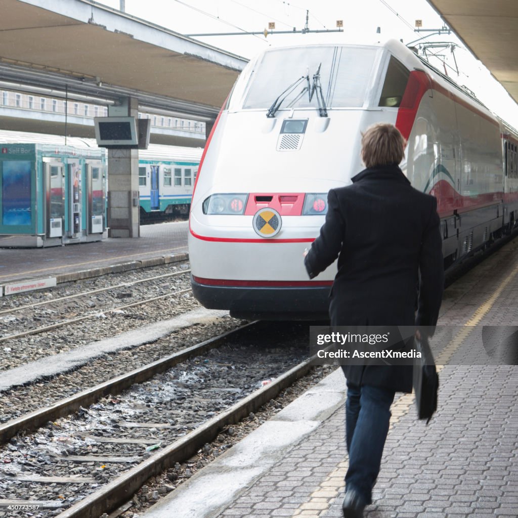 Jeune homme d’affaires courant pour le train