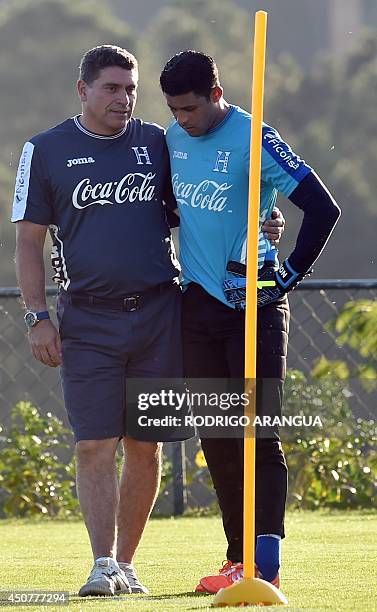 Honduras' Colombian coach Luis Suarez speaks with goalkeeper and captain Noel Valladares during a training session in Porto Feliz during the 2014...