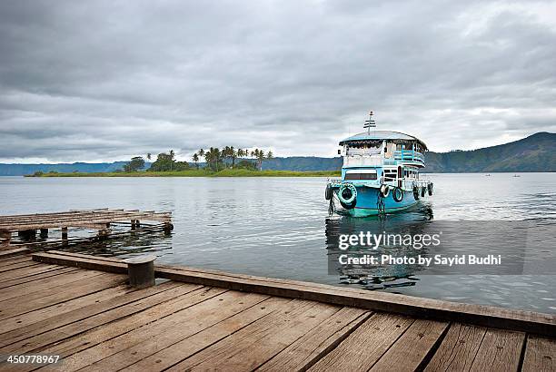 cruise around lake toba - lake toba sumatra stock pictures, royalty-free photos & images