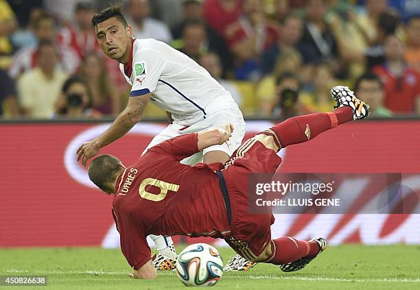 Spain's forward Fernando Torres and Chile's defender Gonzalo Jara vie during a Group B football match between Spain and Chile in the Maracana Stadium...