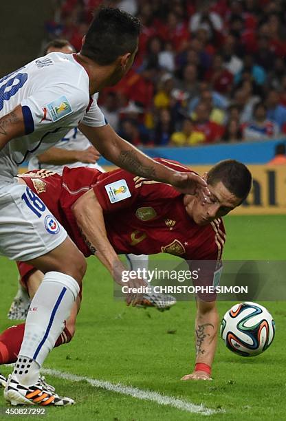 Chile's defender Gonzalo Jara and Spain's forward Fernando Torres vie during a Group B football match between Spain and Chile in the Maracana Stadium...