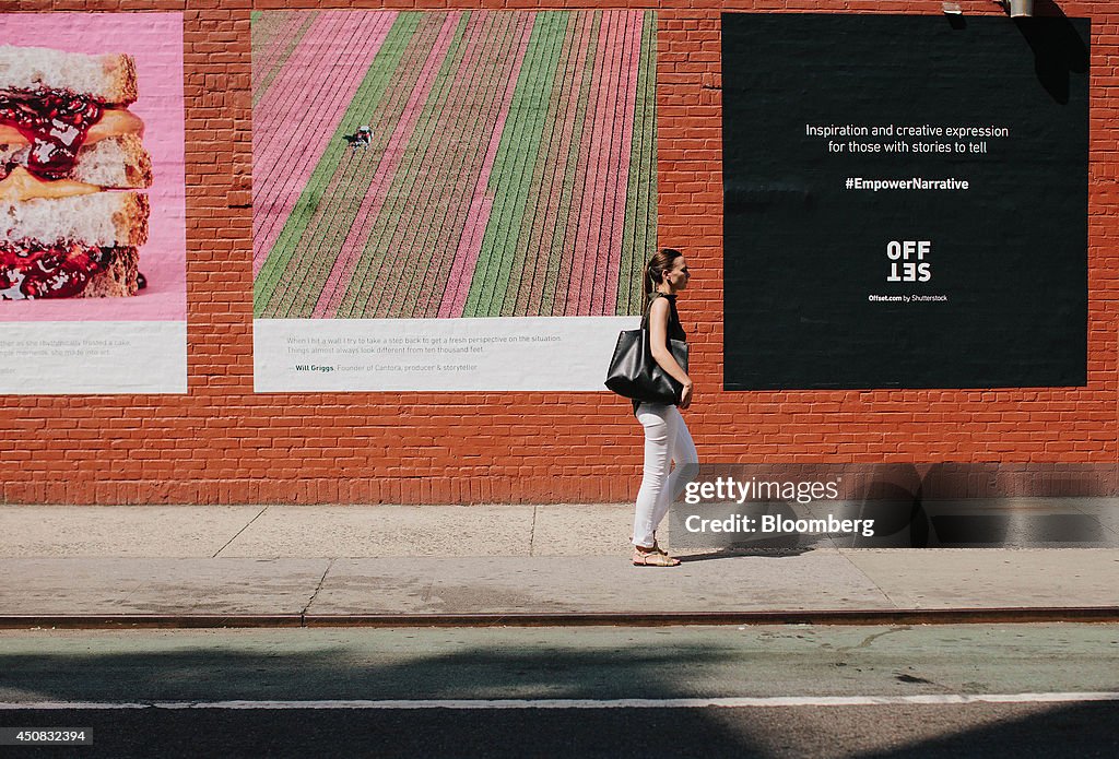 Shoppers In SoHo Ahead Of Consumer Comfort Figures