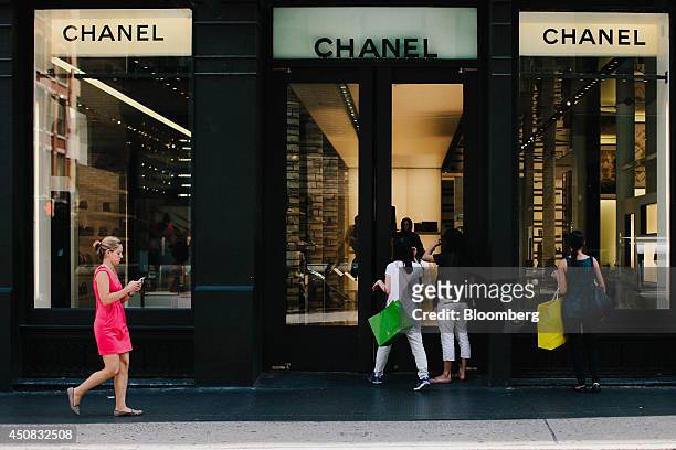 Customers enter a Chanel SA store in the SoHo neighborhood of New York, U.S., on Wednesday, June 18, 2014. The Bloomberg Consumer Comfort Index, a...