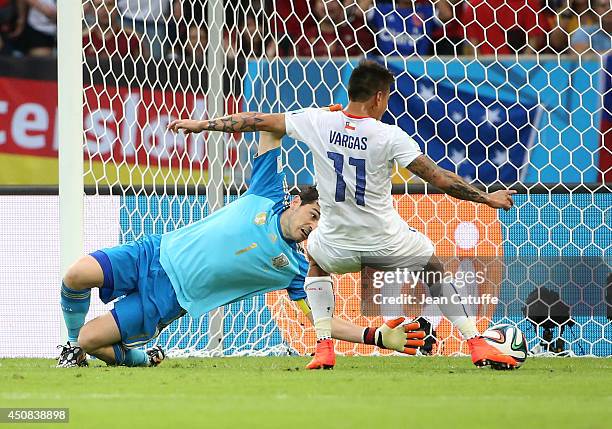 Eduardo Vargas of Chile scores a goal beating goalkeeper Iker Casillas of Spain during the 2014 FIFA World Cup Brazil Group B match between Spain and...