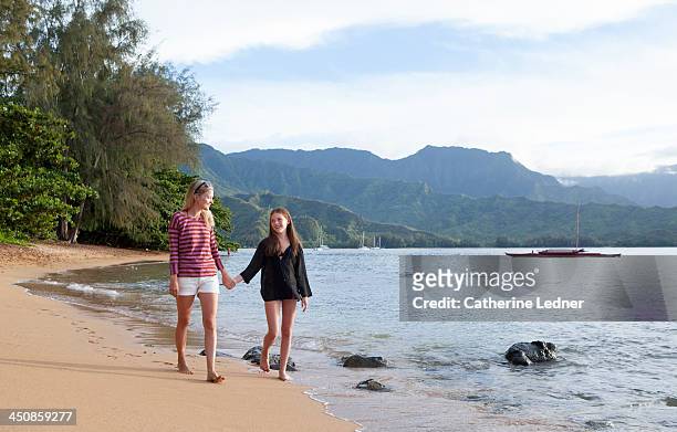 mother and daughter walking on beach - 13 year old girls in shorts stock pictures, royalty-free photos & images
