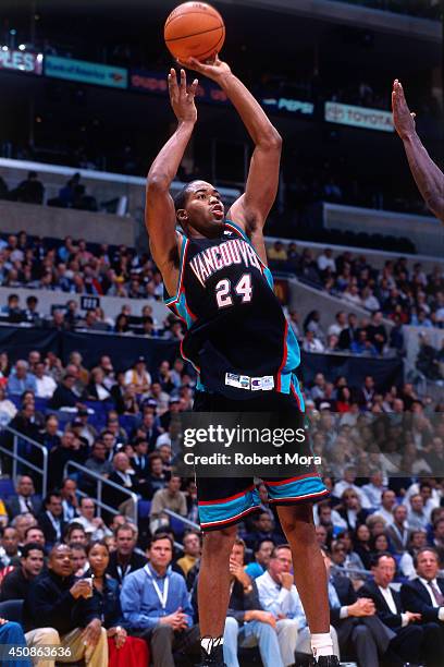 Othella Harrington of the Vancouver Grizzlies shoots the ball against the Los Angeles Lakers on November 11, 2000 at Staples Center in Los Angeles,...