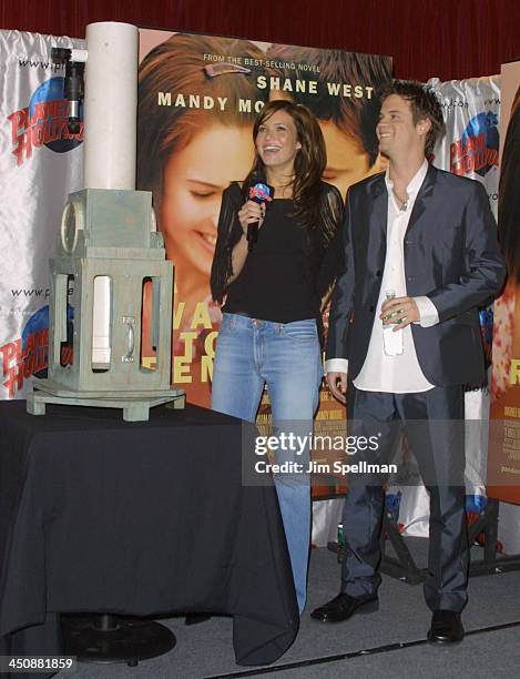 Mandy Moore & Shane West present a telescope to Planet Hollywood from their movie A Walk To Remember