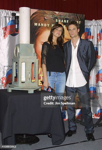 Mandy Moore & Shane West present a telescope to Planet Hollywood from their movie A Walk To Remember