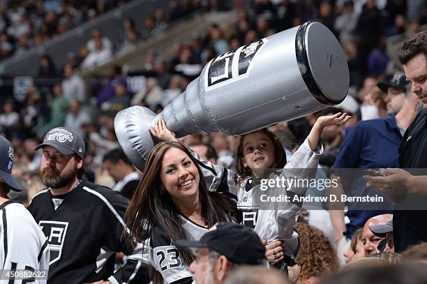 https://media.gettyimages.com/id/450882622/photo/los-angeles-ca-a-young-fan-holds-up-an-inflatable-stanley-cup-during-game-five-of-the-2014-nhl.jpg?s=612x612&w=gi&k=20&c=Nsna5VBOCRzjNE6aIjuOHY2tbKrWXT_VprTD1EY3Pl4=