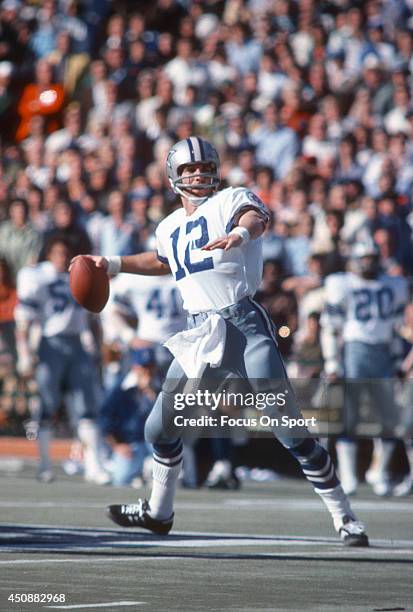 Roger Staubach of the Dallas Cowboys drops back to pass against the Pittsburgh Steelers during Super Bowl X on January 18, 1976 at the Orange Bowl in...