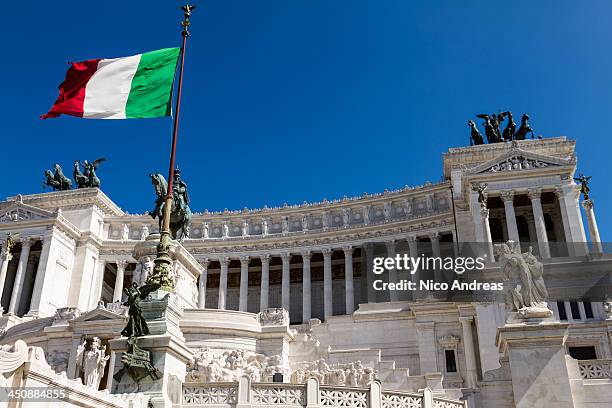 altare della patria, italy - bandera italiana fotografías e imágenes de stock