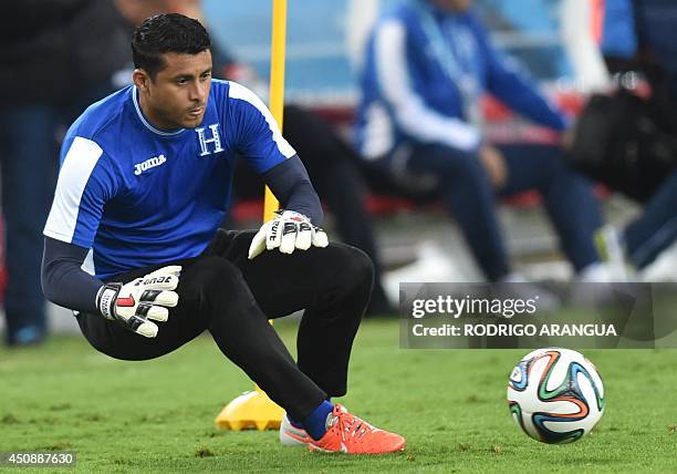 Honduras' goalkeeper Noel Valladares takes part in a training session at the Baixada Arena Stadium in Curitiba on June 19 on the eve of their 2014...