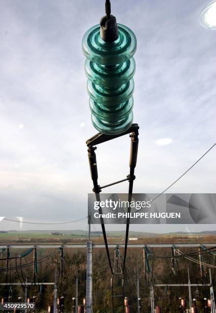 Photo prise le 30 novembre 2006 à la station des Mandarins à Bonningues-les-Calais, d'un cable à haute tension du Réseau de Transport d'électricité...