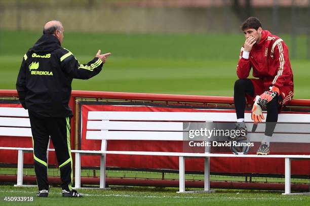 Head coach Vicente Del Bosque and Iker Casillas of Spain talk during a Spain training session at Centro de Entrenamiento do Caju on June 20, 2014 in...