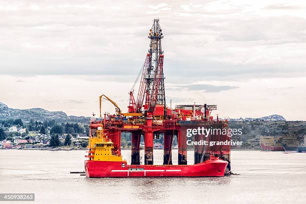 工場の海岸から石油掘削装置 - construction platform ストックフォトと画像