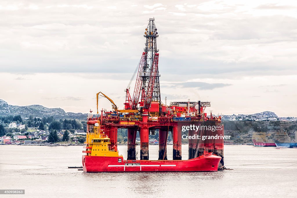 Off Shore Oil Fracking Rig High-Res Stock Photo - Getty Images