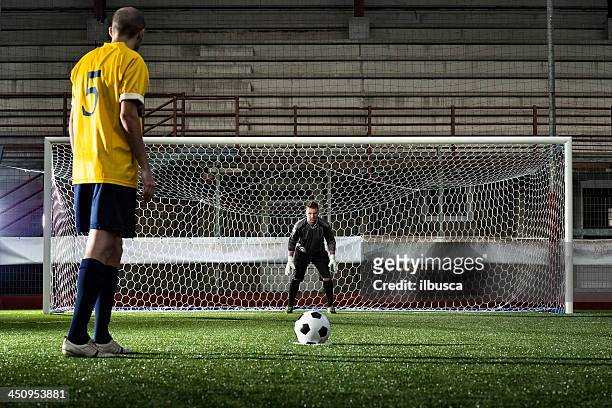 fußballspiel im stadium: stornierungsgebühr kick - scoring a goal stock-fotos und bilder
