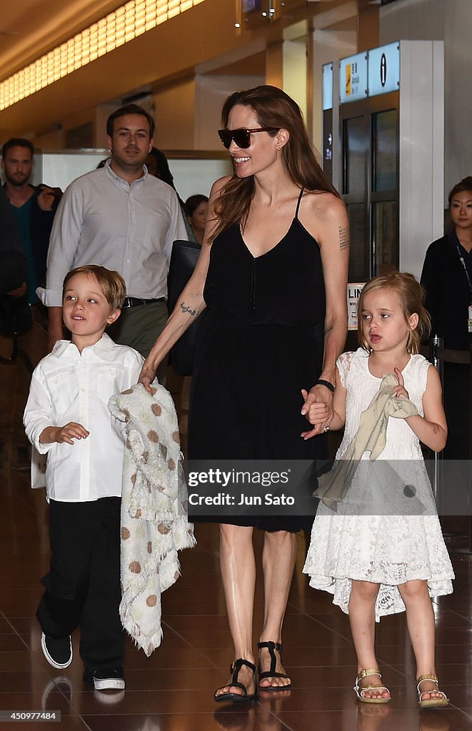 Angelina Jolie And Family Arrive In Tokyo