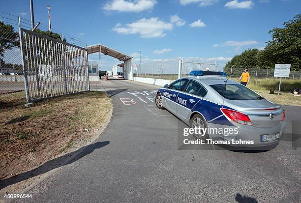 Dagger Complex Photos and Premium High Res Pictures - Getty Images