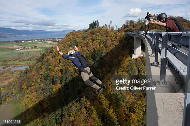 bridge base jumpers are assisting each other - bungee jump stockfoto's en -beelden